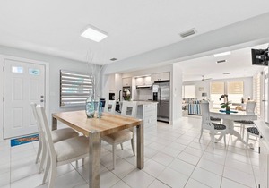 1 Block Walk to Beach ~Private Pool ~ King Bed