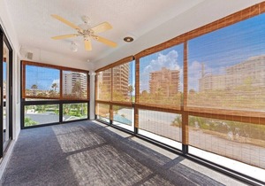 1 Block Walk to Beach ~Private Pool ~ King Bed