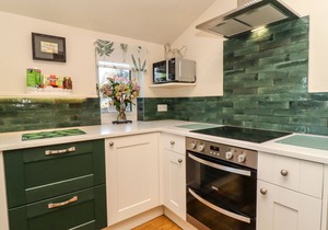 1 BRIDGE END & GARDEN, pet friendly in Grassington