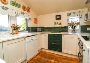 1 BRIDGE END & GARDEN, pet friendly in Grassington