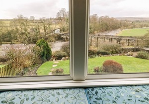 1 BRIDGE END & GARDEN, pet friendly in Grassington