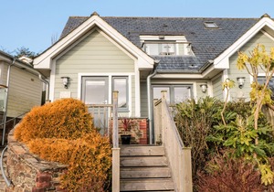 1 COURT COTTAGE, HILLFIELD VILLAGE, family friendly in Dartmouth
