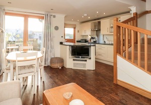 1 COURT COTTAGE, HILLFIELD VILLAGE, family friendly in Dartmouth
