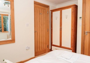 1 COURT COTTAGE, HILLFIELD VILLAGE, family friendly in Dartmouth