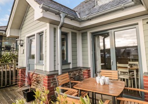 1 COURT COTTAGE, HILLFIELD VILLAGE, family friendly in Dartmouth