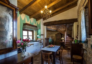 1-Lovely stone home with garden, in a castle near beach and 1 hour from Venice