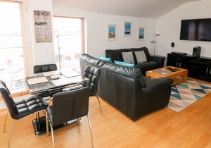 1 MARINA VIEW, romantic, country holiday cottage in Pwllheli