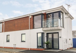 1 MARINA VIEW, romantic, country holiday cottage in Pwllheli