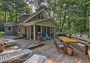 1 Mi to Lake Wallenpaupack Pocono Mountain Home!