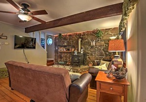 1 Mi to Lake Wallenpaupack Pocono Mountain Home!