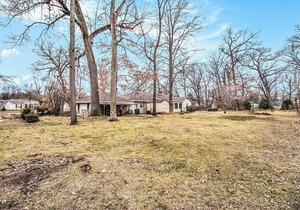 1 mile to ND Stadium, free parking, king bed