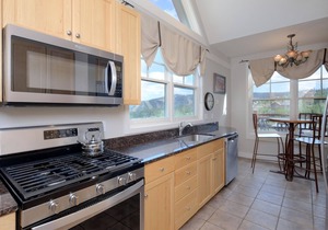 1 of a Kind Slopeside Saddle Ridge! Luxury 4BR+Bonus Rm, Hot Tub, Lone PeakViews