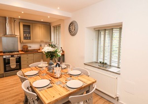1 ORCHARD VIEW, character holiday cottage in Hathersage