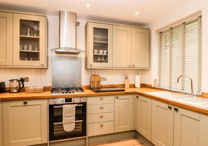 1 ORCHARD VIEW, character holiday cottage in Hathersage