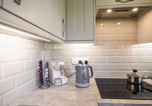 1 PINEWOOD RETREAT, romantic, character holiday cottage in Lyme Regis