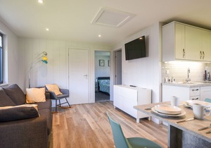 1 PINEWOOD RETREAT, romantic, character holiday cottage in Lyme Regis
