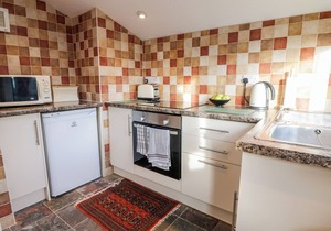 1 ROSE COTTAGES, country holiday cottage, with a garden in Polperro