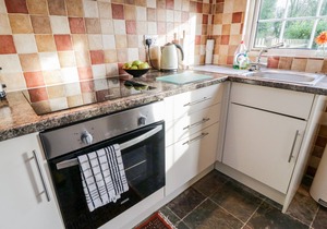 1 ROSE COTTAGES, country holiday cottage, with a garden in Polperro