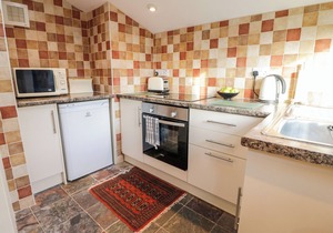 1 ROSE COTTAGES, country holiday cottage, with a garden in Polperro