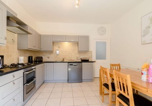 1 ROXBY TERRACE, family friendly, with open fire in Thornton-Le-Dale
