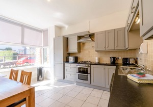 1 ROXBY TERRACE, family friendly, with open fire in Thornton-Le-Dale