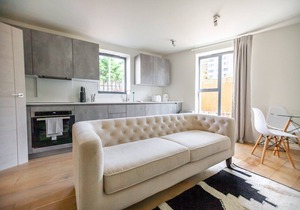 1 The Hideaway (2mins from the beach)