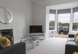1 THE MANOR HOUSE, HILLFIELD VILLAGE, family friendly in Dartmouth