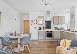 10 At The Beach, Torcross - an apartment that sleeps 6 guests in 2 bedrooms