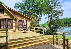 10 Minutes To Oaklawn - Two Bedroom #5 Right At The Water's Edge