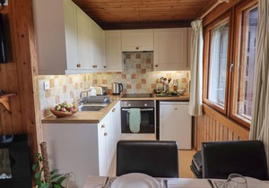 10 PINEWOOD RETREAT, family friendly, with pool in Lyme Regis