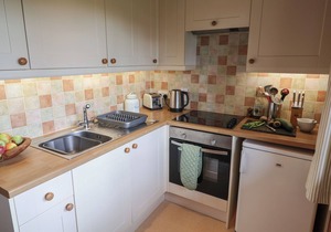 10 PINEWOOD RETREAT, family friendly, with pool in Lyme Regis