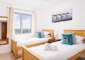 11 Cribbar - Modern apartment close to beach with stunning views, balcony and secure parking