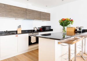 11 Cribbar - Modern apartment close to beach with stunning views, balcony and secure parking