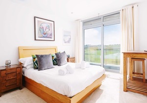 11 Cribbar - Modern apartment close to beach with stunning views, balcony and secure parking