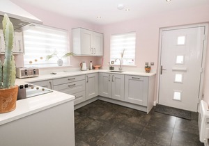 11 PARC DELFRYN, pet friendly, character holiday cottage in Benllech