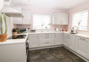11 PARC DELFRYN, pet friendly, character holiday cottage in Benllech