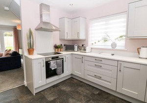 11 PARC DELFRYN, pet friendly, character holiday cottage in Benllech