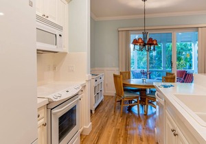 (1110-3) Upgraded and Tastefully Decorated 2 Bed, 2 Bath Ground Floor Condo Near Pool