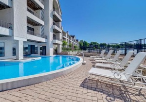 117B Edgewater Inn