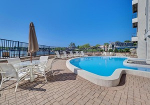 118D Edgewater Inn