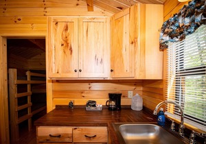 119) Uguisu Log Cabin. Close to Hocking Hills State Park and more!