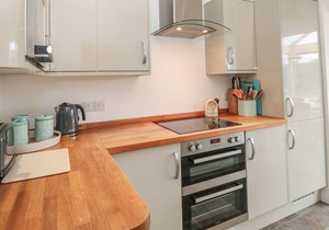 12 RIDGE HILL, pet friendly, character holiday cottage in Dartmouth