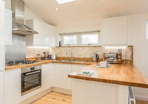 15 FARAWAY FIELDS, pet friendly, luxury holiday cottage in Dobwalls