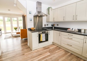 15 PARC DELFRYN, family friendly, with a garden in Benllech