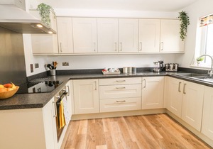 15 PARC DELFRYN, family friendly, with a garden in Benllech