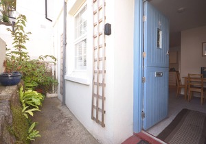15 Trinity Mews - coaching mews just a few steps from harbour and town centre in quiet cul de sac -
