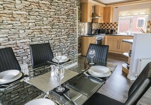 16 BADGERS RETREAT, pet friendly, with hot tub in Richmond