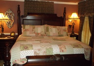 1894 Vintage Cottage In Downtown Historic Eureka Springs.
