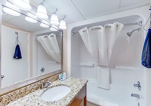 18th Floor Oceanfront Snowbird Friendly Condo w/ Shared Pool/Hot Tub, AC, WiFi