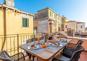 195 m² Apartment ∙ 3 bedrooms ∙ 7 guests